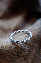 Load image into Gallery viewer, Sterling Silver Twist Ring UK Size N