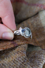 Load image into Gallery viewer, Sterling Silver Ring with Gemstone and Silver Leaves - UK Size T