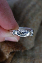 Load image into Gallery viewer, Fede ring in silver - UK size R